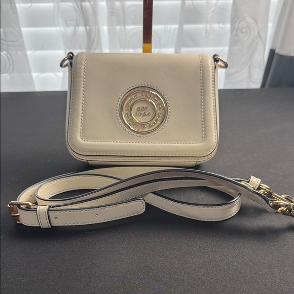 Marc Jacob’sSmall Crossbody Bag in Light Beige with Gold-Tone Logo